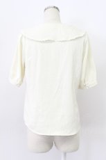 画像2: Fi.n.t / デルフィニウム刺繍ビッグカラーブラウス  ホワイト×ブルー T-26-03-16-005-CA-TO-SA-ZT (2)