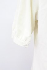 画像3: Fi.n.t / デルフィニウム刺繍ビッグカラーブラウス  ホワイト×ブルー T-26-03-16-005-CA-TO-SA-ZT (3)