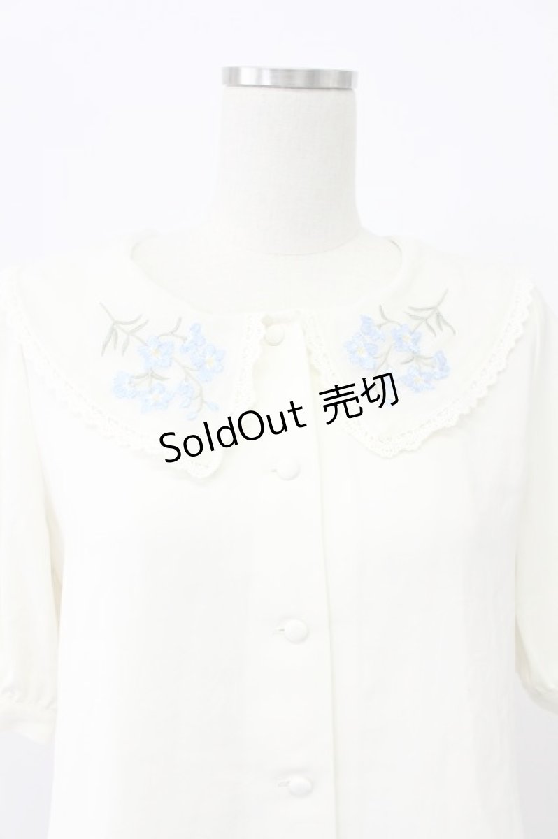 画像4: Fi.n.t / デルフィニウム刺繍ビッグカラーブラウス  ホワイト×ブルー T-26-03-16-005-CA-TO-SA-ZT (4)