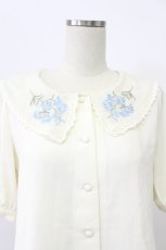 画像4: Fi.n.t / デルフィニウム刺繍ビッグカラーブラウス  ホワイト×ブルー T-26-03-16-005-CA-TO-SA-ZT (4)