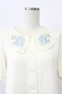 画像4: Fi.n.t / デルフィニウム刺繍ビッグカラーブラウス  ホワイト×ブルー T-26-03-16-005-CA-TO-SA-ZT