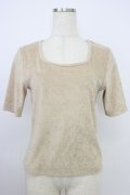 INGEBORG / パイル地ロゴ刺繍トップス  ベージュ T-26-03-21-003-LO-TO-SA-ZT