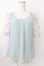 画像1: axes femme / お花刺繍チュール袖プルオーバー  サックス T-26-03-24-018-AX-TO-SA-ZT653 (1)