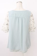画像2: axes femme / お花刺繍チュール袖プルオーバー  サックス T-26-03-24-018-AX-TO-SA-ZT653 (2)