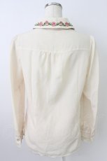 画像2: axes femme / お花刺繍フリルブラウス  アイボリーＸブラウン T-26-03-25-008-AX-BL-SA-ZT658 (2)