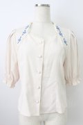 an another angelus / ダイヤ開きローズ刺繍ブラウス  アイボリーＸ青 T-26-03-25-013-CA-BL-SA-ZT
