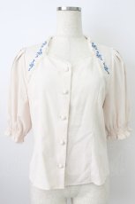 画像1: an another angelus / ダイヤ開きローズ刺繍ブラウス  アイボリーＸ青 T-26-03-25-013-CA-BL-SA-ZT658 (1)