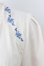 画像3: an another angelus / ダイヤ開きローズ刺繍ブラウス  アイボリーＸ青 T-26-03-25-013-CA-BL-SA-ZT658 (3)