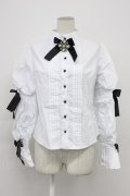 AND ROMEO / パールブローチリボンブラウス  白Ｘ黒 T-26-03-30-022-LO-BL-SA-ZT