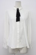 an another angelus / 多重リボンタイ付きピンタックブラウス  白Ｘ黒 T-26-03-30-017-CA-BL-SA-ZT