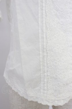 画像4: F i.n.t / コットンレース使いノーカラーブラウス  白 T-26-04-04-002-0-BL-SA-ZT