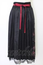 画像1: axes femme / 彼岸花柄プリーツスカート  黒Ｘ赤 T-26-04-15-030-AX-SK-SA-ZT570 (1)