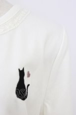 画像3: axes femme / 袖口×胸元ネコ刺繍カットカーディガン  白 T-26-04-15-002-AX-TO-SA-ZT543 (3)