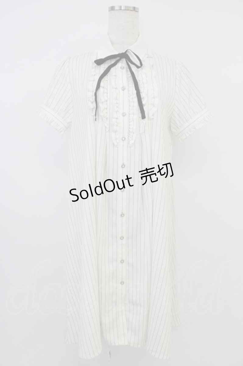 画像1: axes femme POETIQUE / メッセージリボン半袖ワンピース  白X黒 T-26-04-15-017-AX-OP-SA-ZT (1)