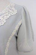 画像3: axes femme / 胸元レース半袖ワンピース  グレーＸ白 T-26-04-15-018-AX-OP-SA-ZT (3)