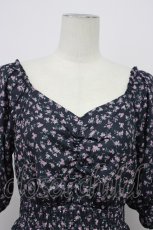 画像4: evelyn / ウエストシャーリング小花柄ワンピース F クロｘピンク T-26-04-29-043-LO-OP-YM-ZT (4)