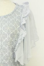 画像3: axes femme / 袖フリルカットワークレーストップス  サックス T-26-07-11-007-AX-TO-SA-ZT (3)