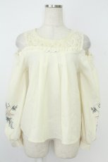画像1: axes femme POETIQUE / 肩あき刺繍ブラウス M アイボリー T-26-07-18-011-AX-BL-TE-ZT (1)
