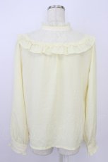 画像2: axes femme / ブローチ付きヨークレースブラウス  イエロー T-26-07-31-004-AX-BL-SA-ZT (2)