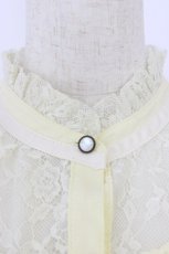 画像3: axes femme / ブローチ付きヨークレースブラウス  イエロー T-26-07-31-004-AX-BL-SA-ZT (3)