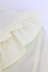 画像4: axes femme / ブローチ付きヨークレースブラウス  イエロー T-26-07-31-004-AX-BL-SA-ZT (4)
