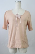 画像1: KANEKO ISAO / 胸元リボンコサージュTシャツ  ピンク T-26-08-04-015-EL-TS-SA-ZT (1)