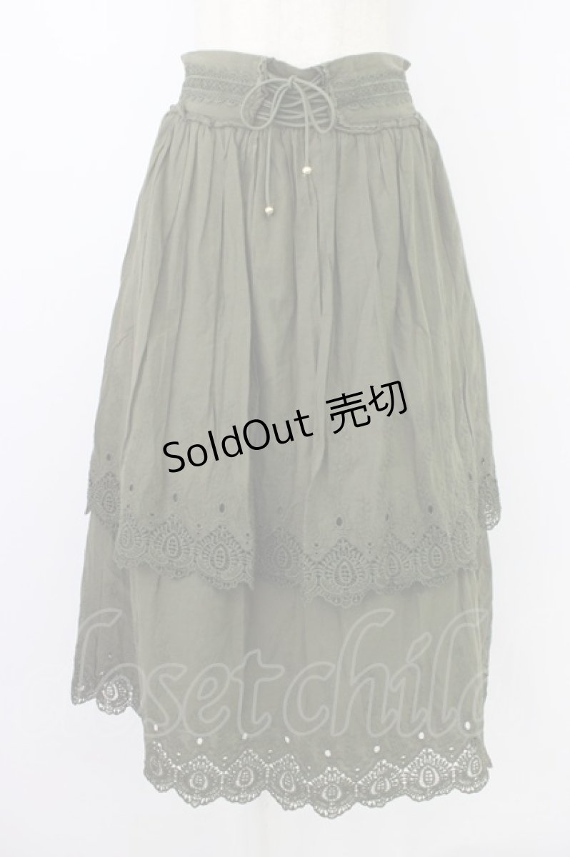 画像1: axes femme / 裾刺繍ティアードスカート  カーキ T-26-08-12-030-AX-SK-SA-ZT730 (1)