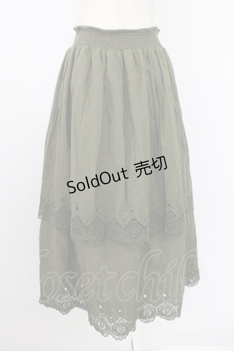 画像2: axes femme / 裾刺繍ティアードスカート  カーキ T-26-08-12-030-AX-SK-SA-ZT730 (2)