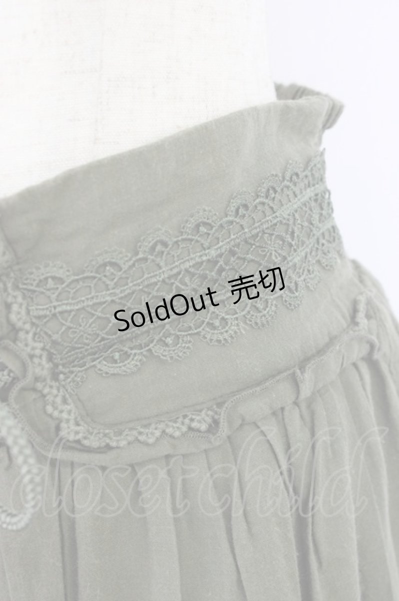 画像3: axes femme / 裾刺繍ティアードスカート  カーキ T-26-08-12-030-AX-SK-SA-ZT730 (3)
