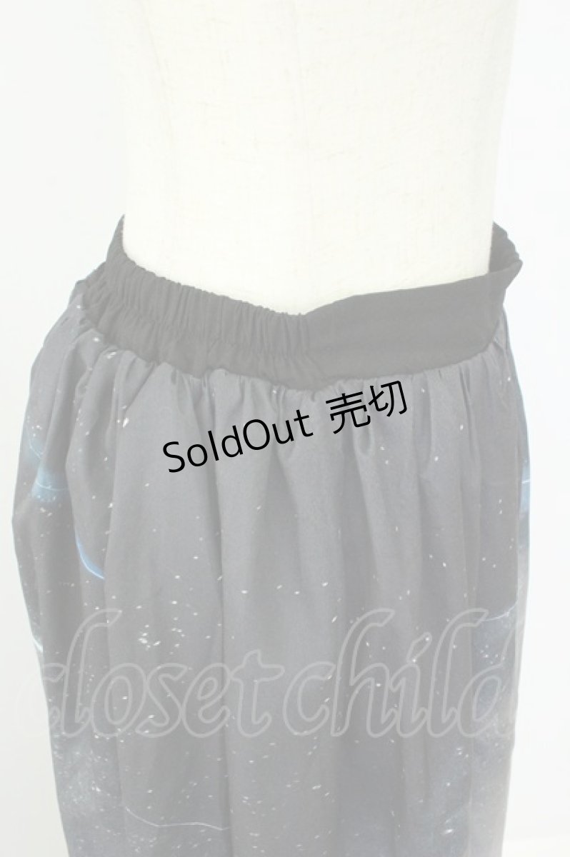 画像3: axes femme POETIQUE / シエルエトワール裾フリルスカート  M  黒Ｘ青 T-26-08-23-030-AX-SK-SA-ZH (3)