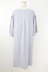画像2: axes femme / チュール×花刺繍ワンピース  サックス T-26-08-29-021-AX-OP-HR-ZT (2)