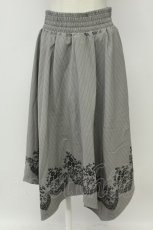 画像1: axes femme / 裾刺繍イレヘムスカート  グレー T-26-08-31-007-AX-SK-SA-ZT (1)