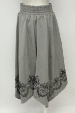 画像2: axes femme / 裾刺繍イレヘムスカート  グレー T-26-08-31-007-AX-SK-SA-ZT (2)