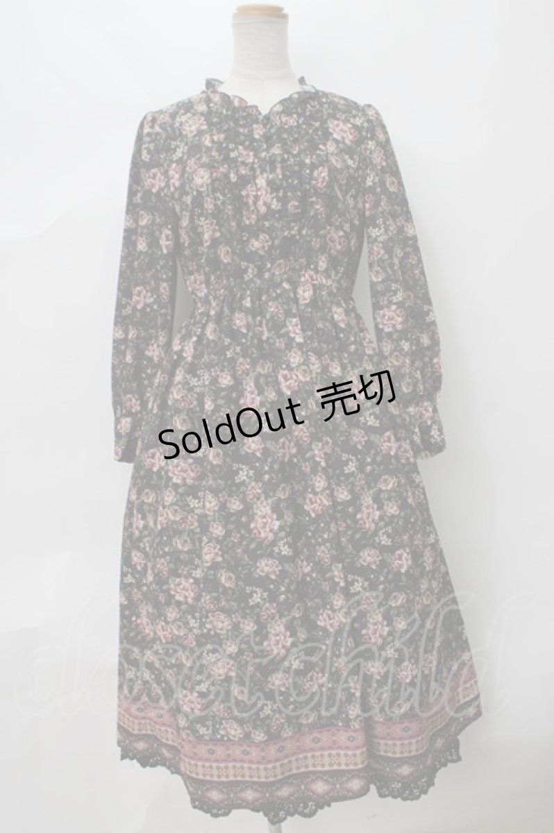 画像1: 【SALE】axes femme NOSTALGIE / パネル柄ボウタイ付きワンピース  黒 Y-24-03-22-149-AX-OP-AS-ZH (1)