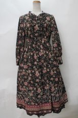 画像1: 【SALE】axes femme NOSTALGIE / パネル柄ボウタイ付きワンピース  黒 Y-24-03-22-149-AX-OP-AS-ZT141 (1)