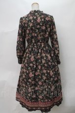 画像2: 【SALE】axes femme NOSTALGIE / パネル柄ボウタイ付きワンピース  黒 Y-24-03-22-149-AX-OP-AS-ZT141 (2)