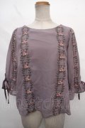 an another angelus / 壁紙ローズ刺繍プルオーバーブラウス F ラベンダー Y-24-05-10-073-CA-BL-SZ-ZT256
