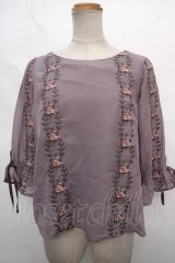 an another angelus / 壁紙ローズ刺繍プルオーバーブラウス F ラベンダー Y-24-05-10-073-CA-BL-SZ-ZT256