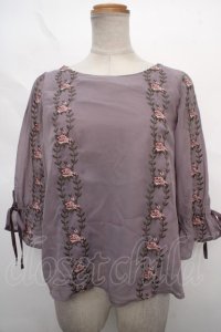 an another angelus / 壁紙ローズ刺繍プルオーバーブラウス F ラベンダー Y-24-05-10-073-CA-BL-SZ-ZT256