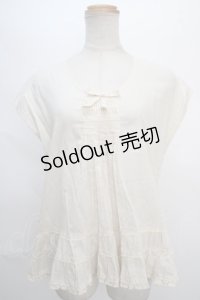 KANEKO ISAO / タック入すそフリルブラウス  生成り Y-24-05-13-061-EL-BL-SZ-ZI