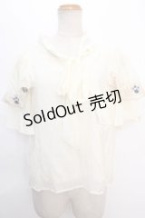 axes femme / 花刺繍リボンサテンブラウス F 生成り Y-24-06-11-042-AX-BL-SZ-ZI