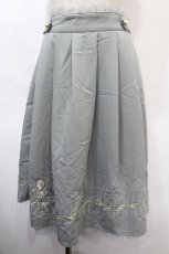 画像1: 【SALE】axes femme / ブーケ刺繍タックスカート  グレー Y-24-09-02-128-AX-SK-AS-ZT427 (1)