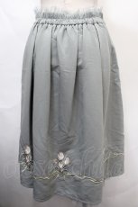 画像2: 【SALE】axes femme / ブーケ刺繍タックスカート  グレー Y-24-09-02-128-AX-SK-AS-ZT427 (2)