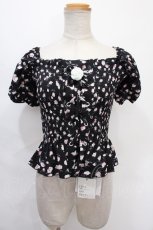 画像1: 【SALE】MARBLE / ブローチ付きシャーリングブラウス M-L 黒地白花柄 Y-24-09-05-064-GO-BL-SZ-ZT341 (1)