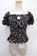 画像1: MARBLE / ブローチ付きシャーリングブラウス M-L 黒地白花柄 Y-24-09-05-064-GO-BL-SZ-ZT341 (1)