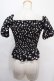 画像2: MARBLE / ブローチ付きシャーリングブラウス M-L 黒地白花柄 Y-24-09-05-064-GO-BL-SZ-ZT341 (2)