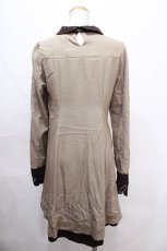 画像2: 【SALE】axes femme / 胸元刺繍バイカラーワンピース Ｍ ベージュ Y-24-10-08-103-AX-OP-SZ-ZT463 (2)