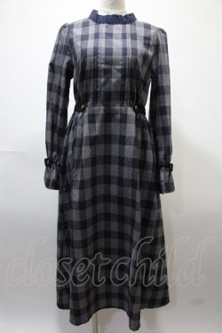 画像1: axes femme POETIQUE / ベルトデザインロングワンピース  グレー Y-25-02-13-221-AX-OP-SZ-ZT301