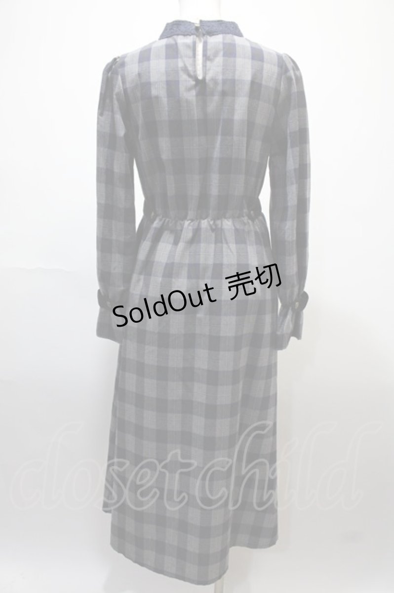 画像2: 【SALE】axes femme POETIQUE / ベルトデザインロングワンピース  グレー Y-25-02-13-221-AX-OP-SZ-ZH (2)