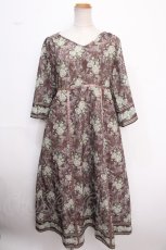 画像1: 【SALE】axes femme / ウォールオーナメント柄ワンピース M 茶 Y-25-02-16-183-AX-OP-SZ-ZT448 (1)